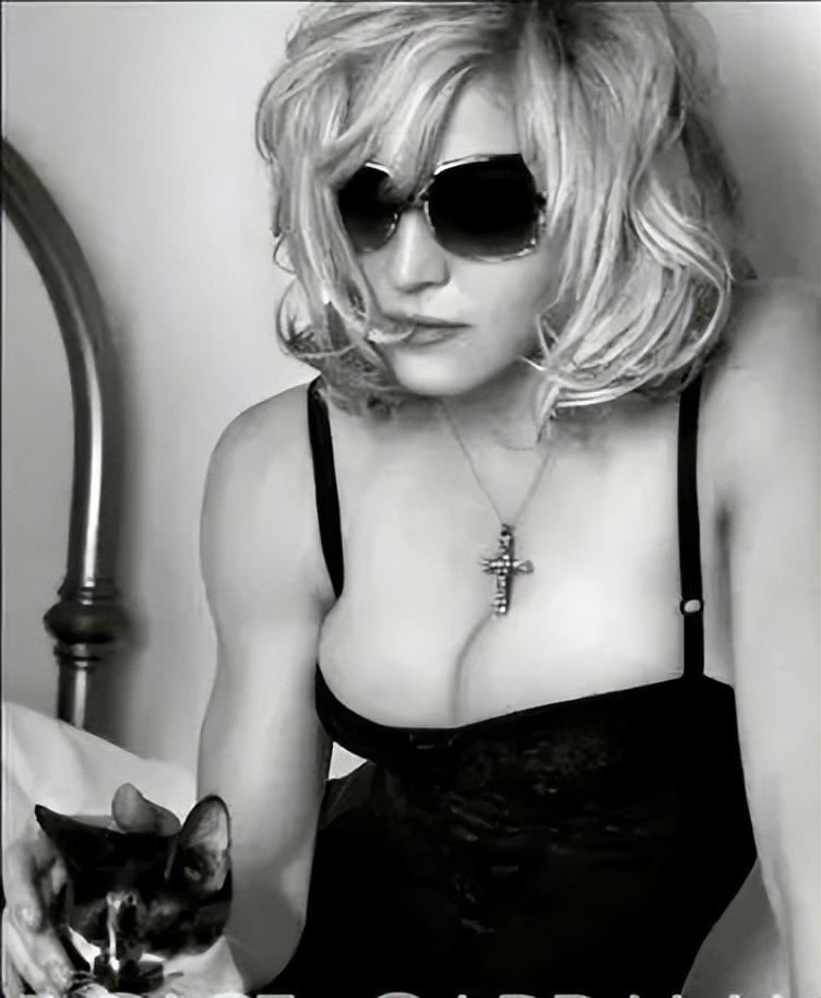 不雅视频和裸照多次泄露，知名女星的神秘情史