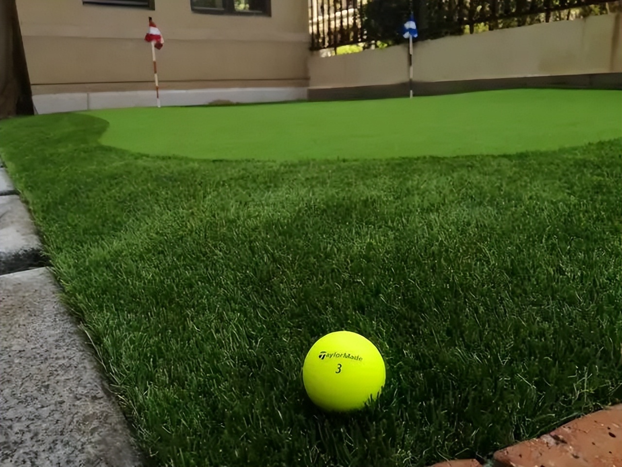 天然草坪标准养护有覆砂和碾压吗,草坪养护浇水频次表