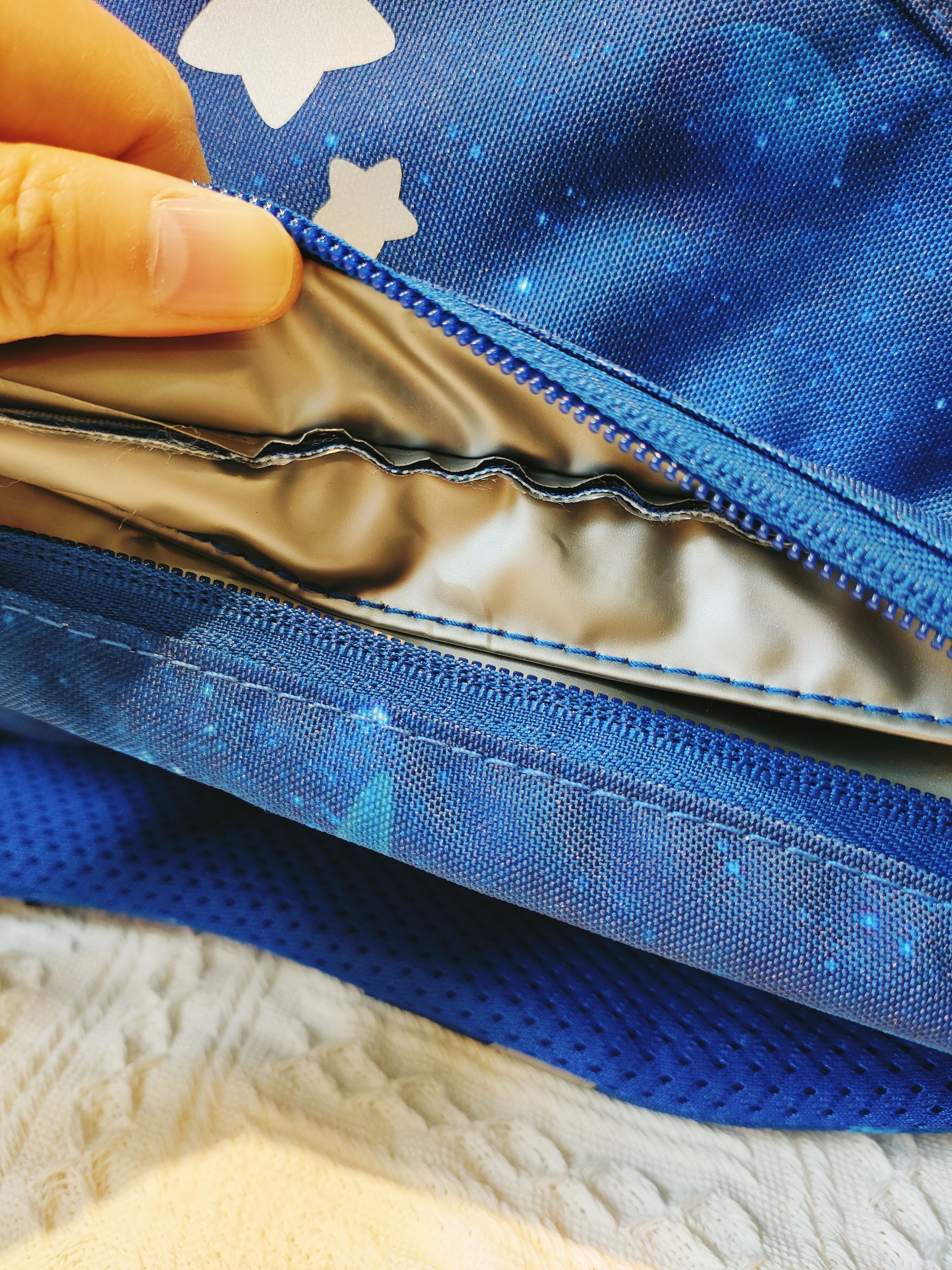 既轻便又实用的小学生书包,学生单肩书包推荐简单