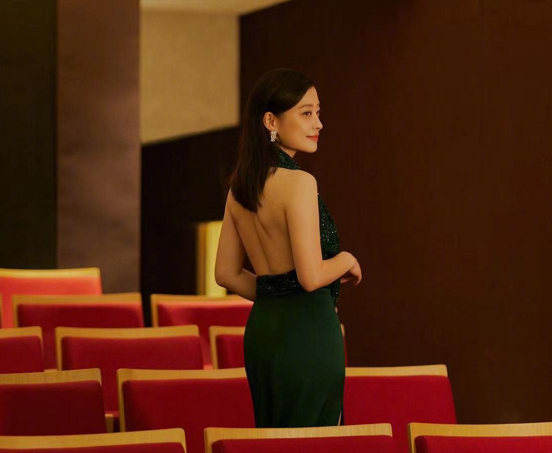 张颂文泪目北影节,北影节开幕式红毯张颂文害羞笑