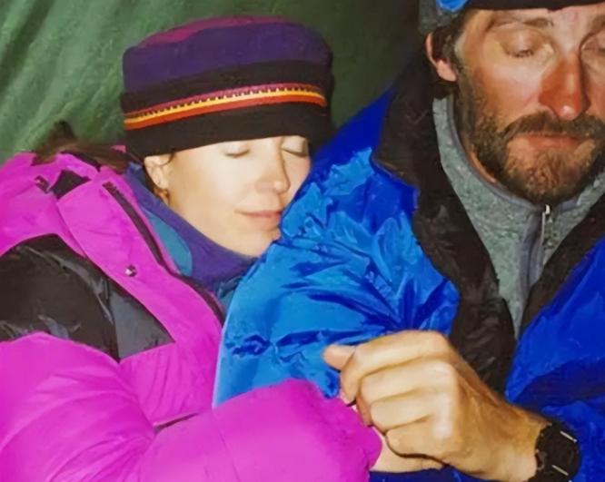 夫妻登顶骆驼峰坠崖身亡,夫妻登珠峰妻子不幸倒下