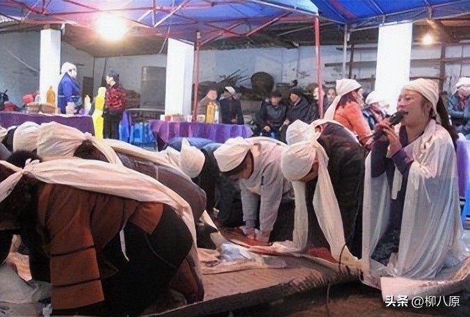 女子哭丧一天收入过千,河南女子专靠哭丧挣钱现场视频