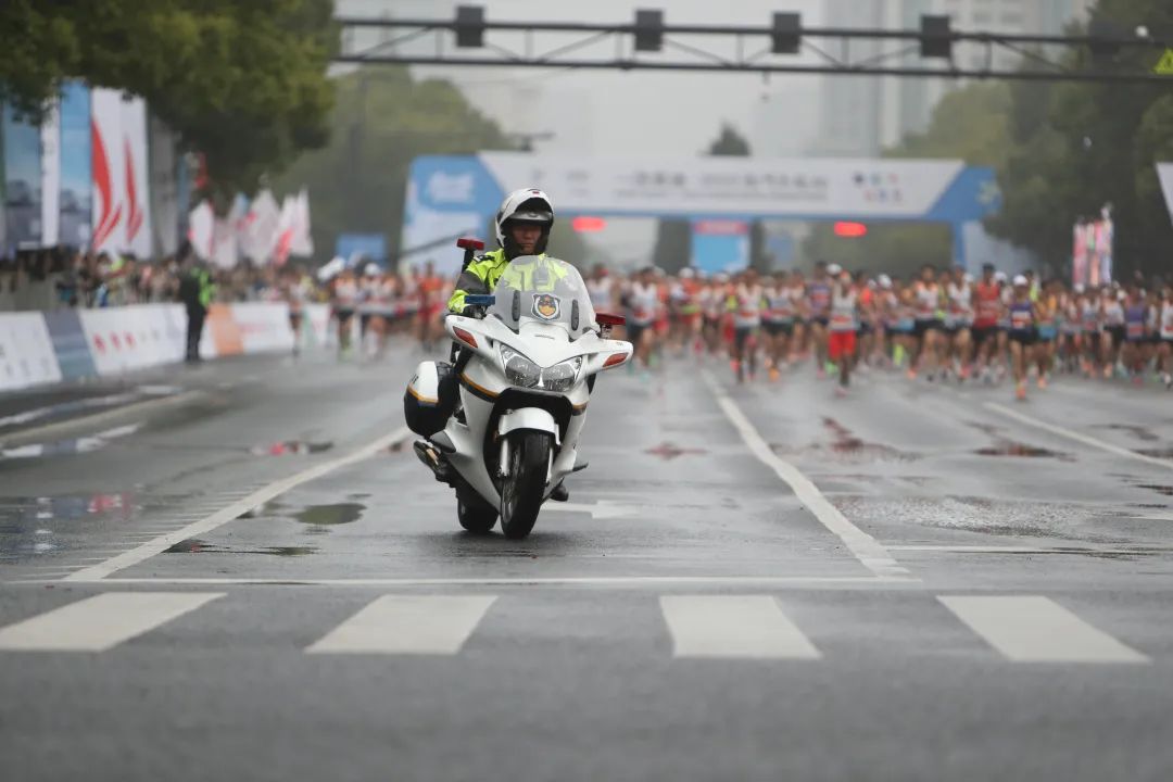 华春莹再发推完整视频,无处不在春节序曲