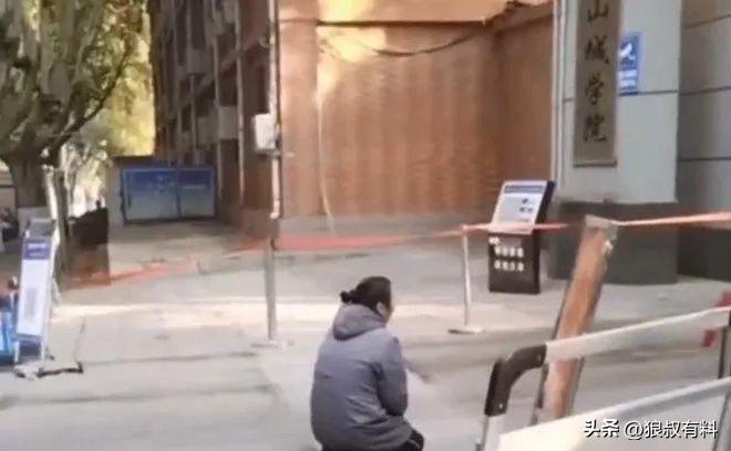 她拿烟头烫同学，逼吃头发，法庭上：快点判，我下个月过生日呢