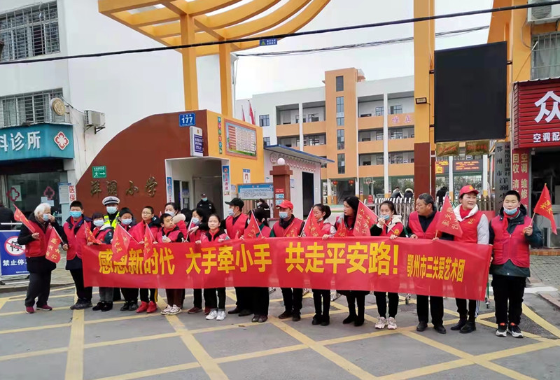 爱心学校志愿者护学岗活动,校门口家长志愿者护学