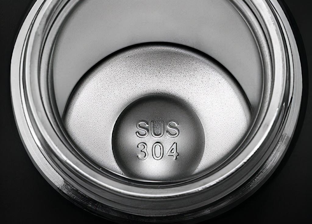 不锈钢保温杯温水进去毒水出来,央视爆料保温杯热水变毒水