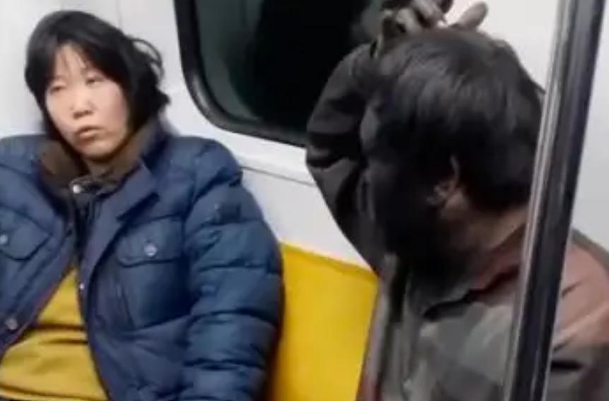 韩国男子每天用鞋油抹脸纪录片,韩国男生每天擦脸