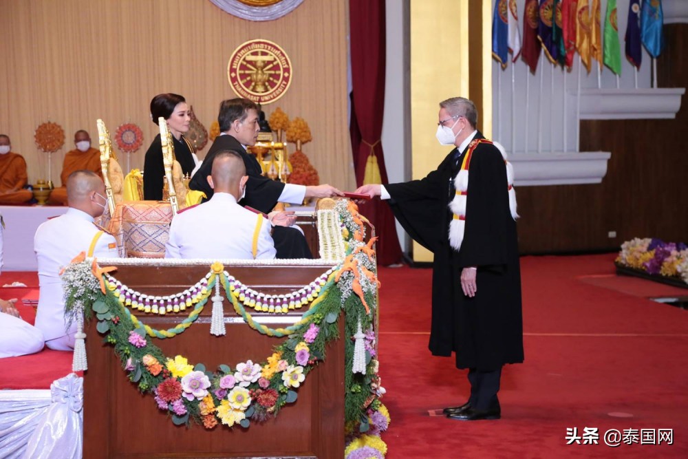 泰国国王毕业仪式,泰国国王携王后驾临佛寺敬献僧衣