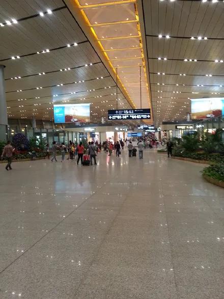 昆明长水机场飞机降落视频,昆明长水机场到昆明站怎么坐车