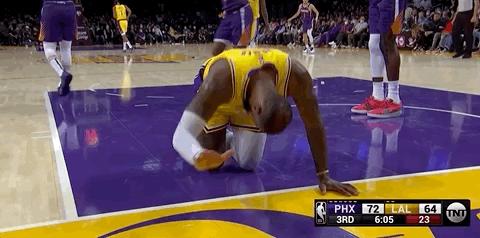 老詹上脚的板鞋,老詹崴脚起来后直接跺脚