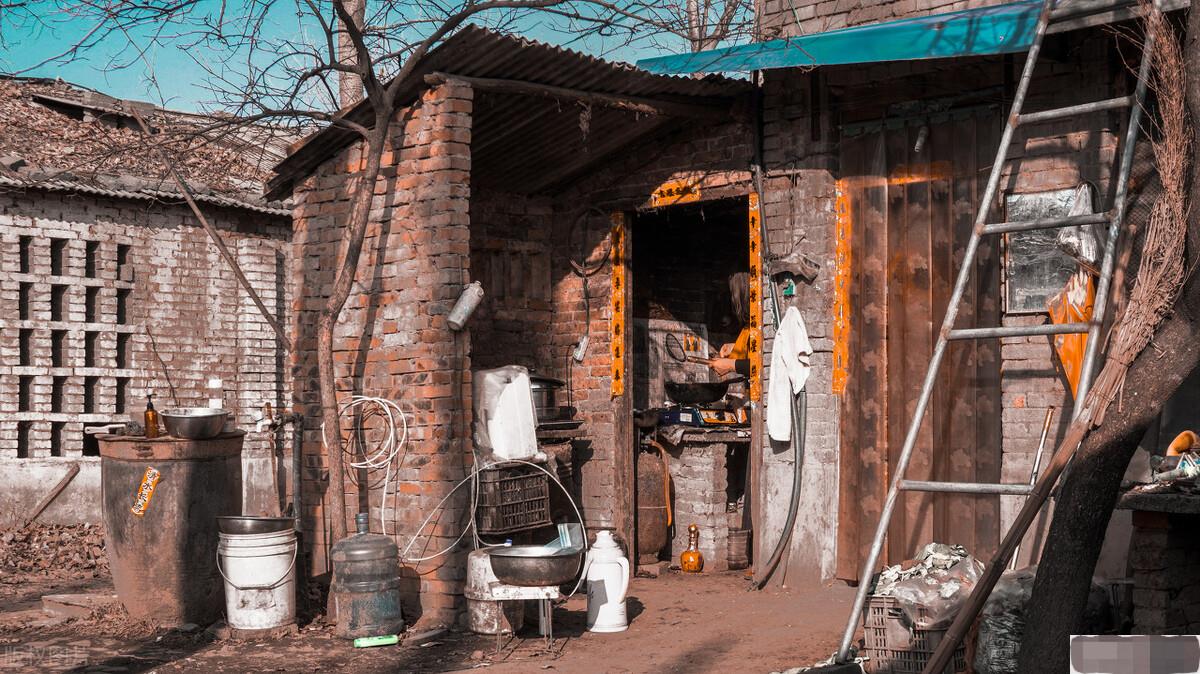 硫酸泼脸自救,硫酸泼到身上怎么自救