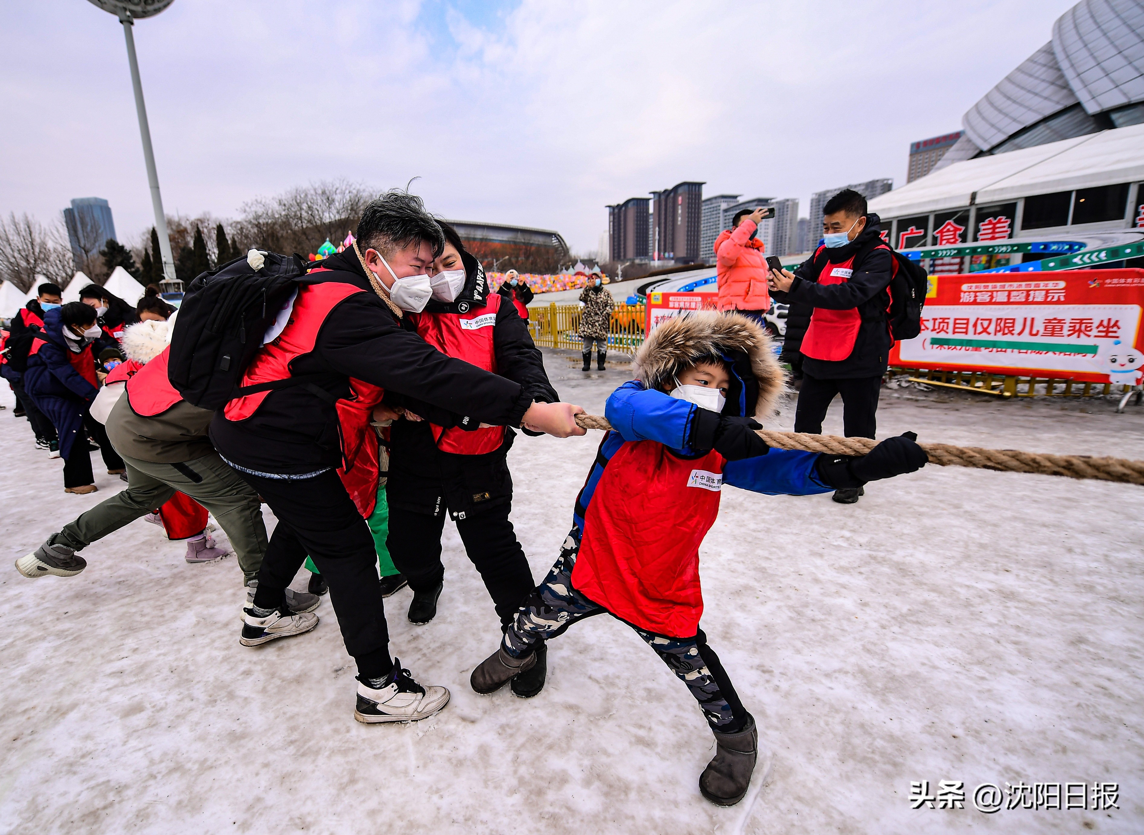 孩子们雪地撒欢,孩子们雪地里尽情撒欢