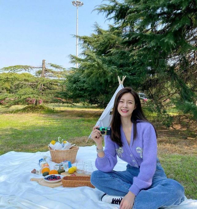 沈梦辰的小香风搭什么鞋子,沈梦辰最新海边吊带裙穿搭