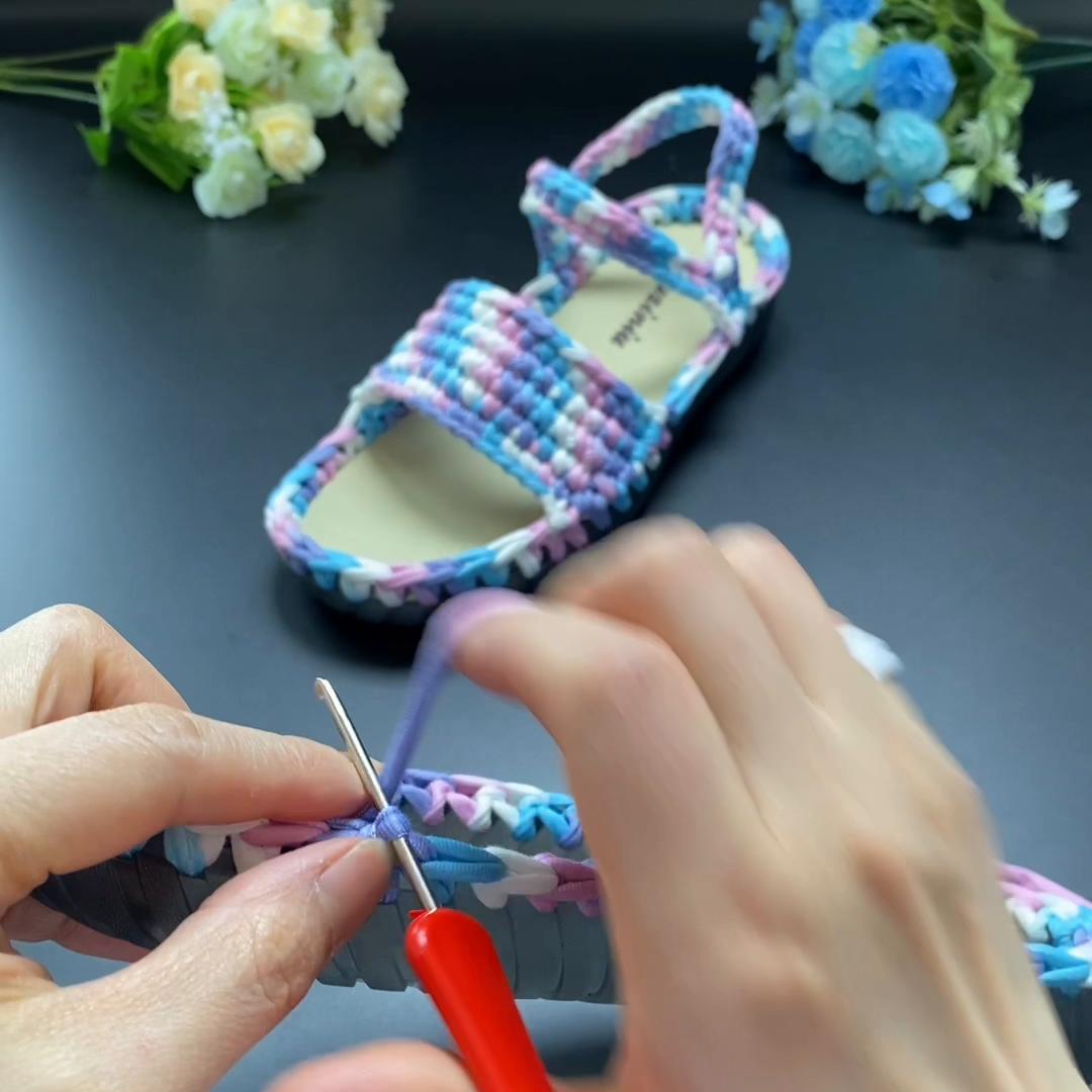 小男孩的凉鞋用布条线怎么钩好看,布条线郁金香儿童凉鞋钩织教程