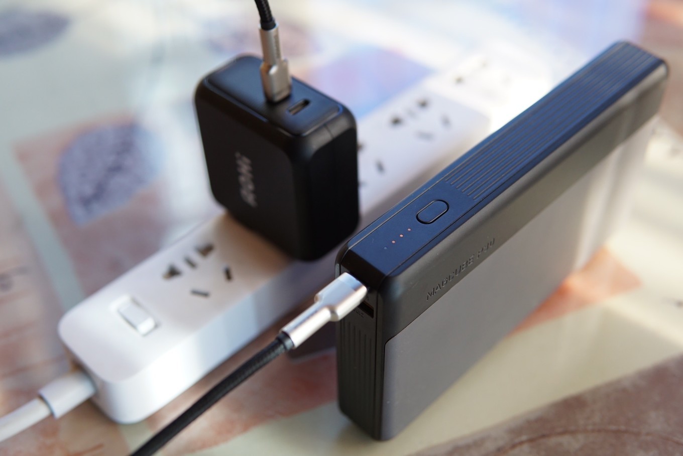 aohi100w充电宝,能给电脑100w充电的充电宝