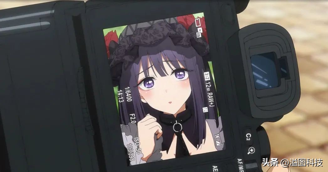 《更衣人偶坠入爱河》中的美少女选了哪款相机？