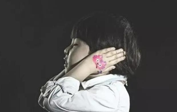 对语言障碍的小孩进行教育干预,矫正语言发音障碍的方法有