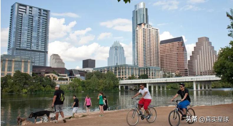 全美愤怒！得州首府越发混乱，飙车者堵路纵火，网民：都怪民主*党**