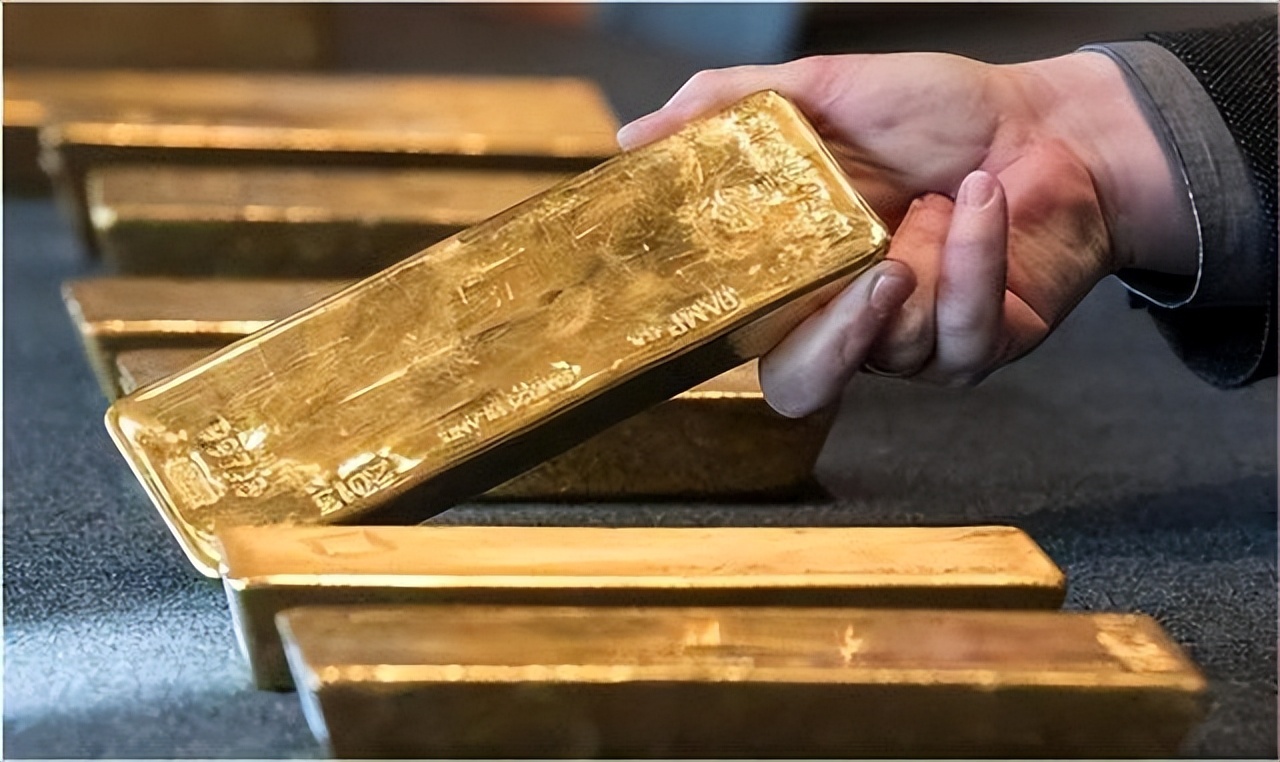 外国小伙买坦克在油箱里发现金条,英国男子买坦克发现金条