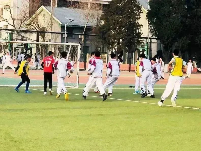 绿茵点亮梦想舞蹈视频,足球点燃梦想激情挥洒青春