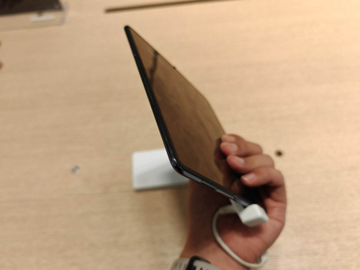 荣耀MagicV2折叠屏测评，5大亮点和2个缺点，8999值得冲吗？