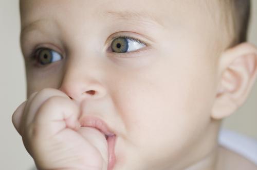 舔牙真的会让牙不长吗,成年人一直舔牙齿牙齿会歪吗