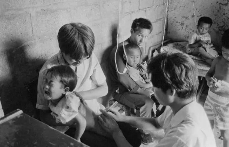 母亲把儿子关在小屋里23个月,母亲将儿子关笼子15年