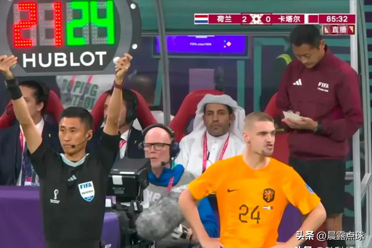 马宁举了几次换人牌,马宁卡塔尔世界杯吹哨现场