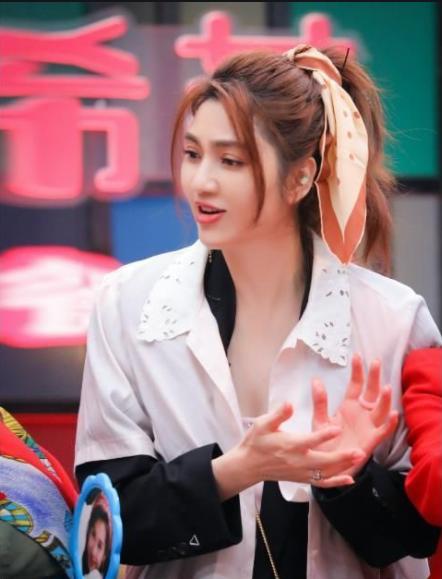 张丹峰洪欣风波后首次合体亮相,张丹峰怀柔拍戏