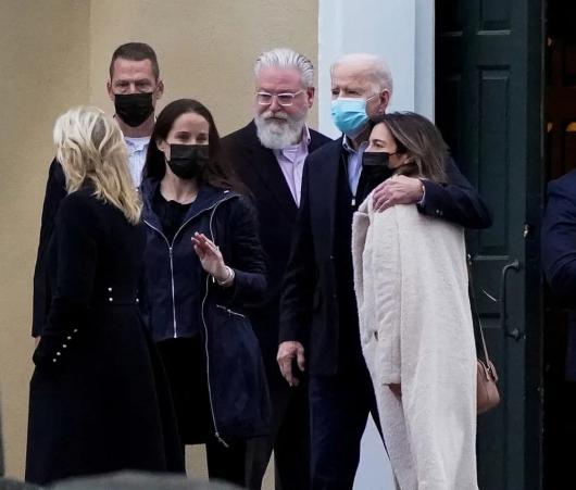 奥密克戎克星？首个口服药获批，药房可买回家自服