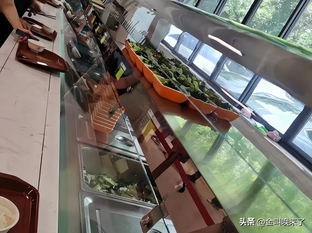 形象碎了一地!“啤酒大王”成都公司的食堂火了