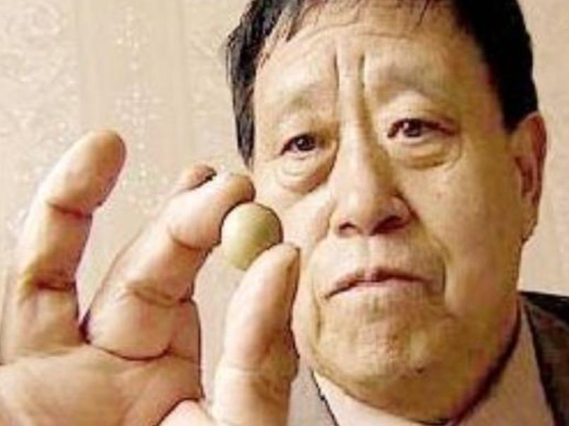 退伍军人意外救下一老人，对方赠宝珠谢恩，38年后才知宝珠不简单