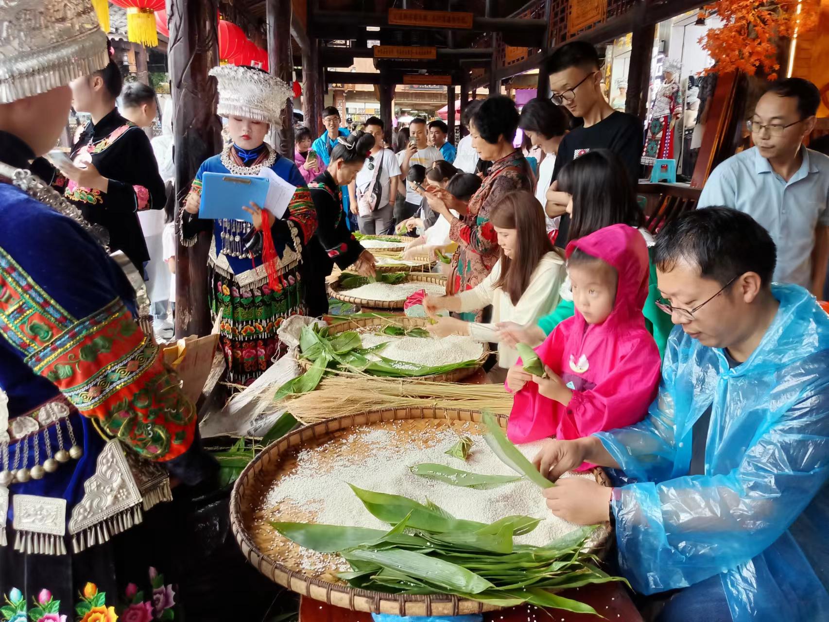 江口端午节包粽子比赛,端午节这场包粽子比赛热闹又温馨