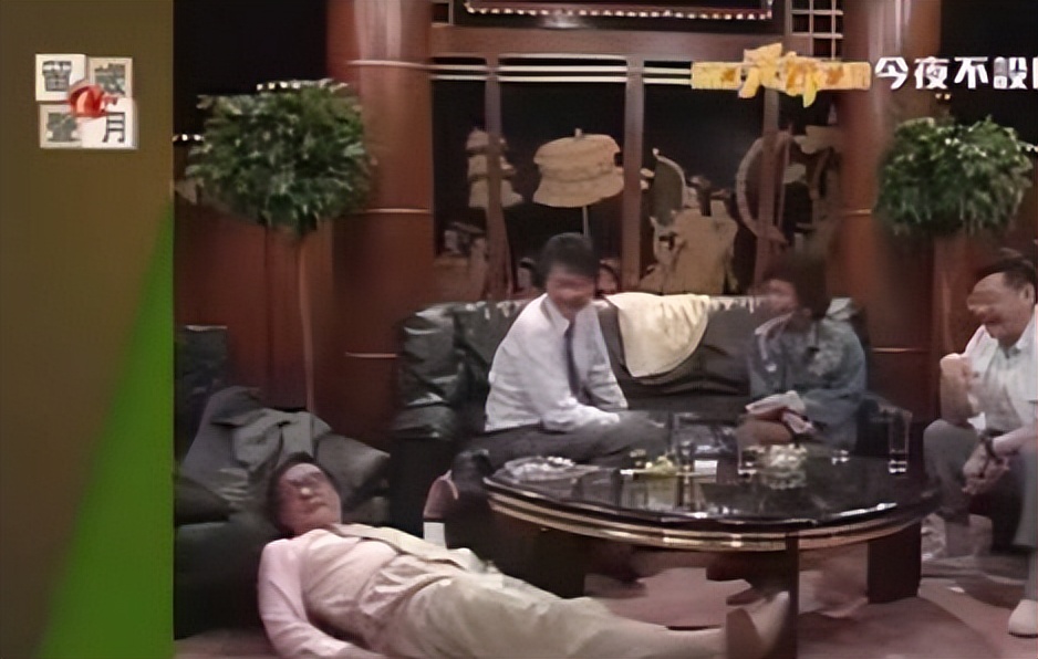 公开揩油女明星的成人档，竟没被封杀？