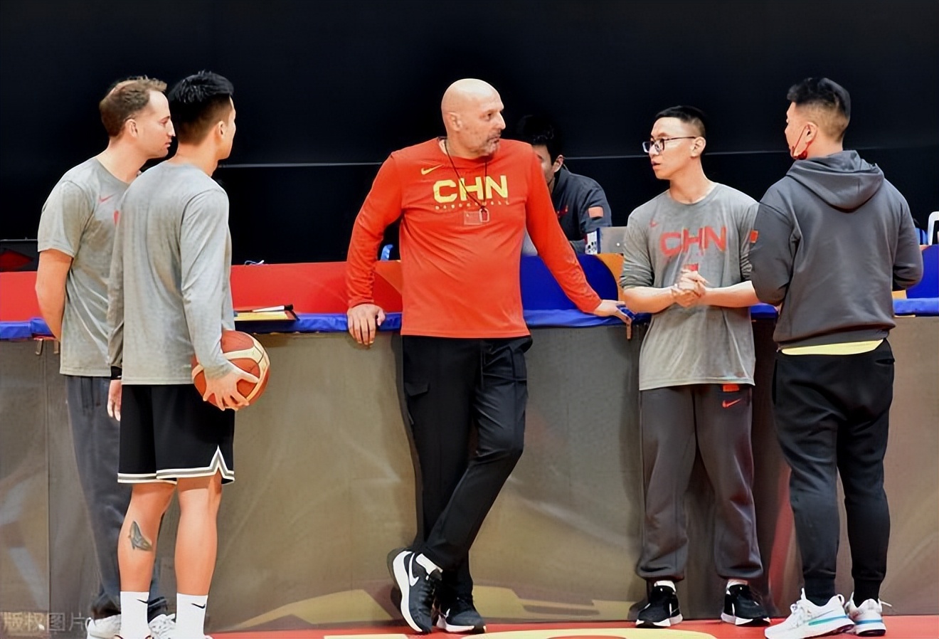 中国男篮18人名单，七名后卫，两个新面孔，广东后卫占了近一半