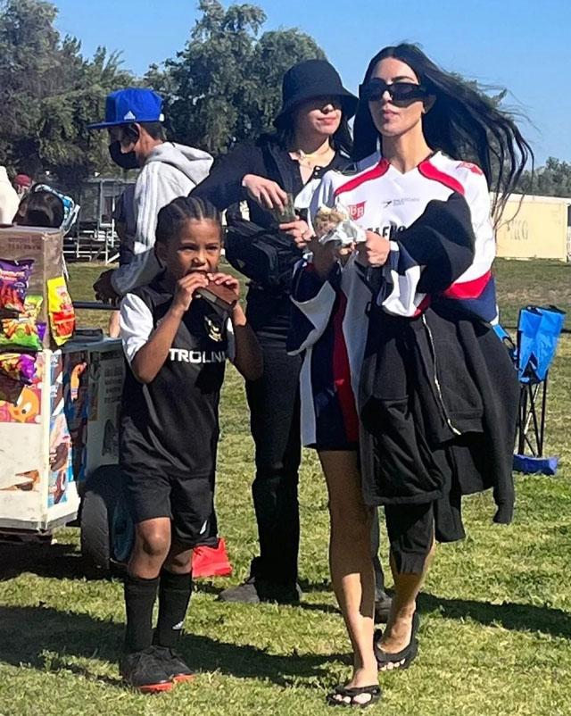 卡戴珊现身迈阿密,卡戴珊游泳池穿个性衣服