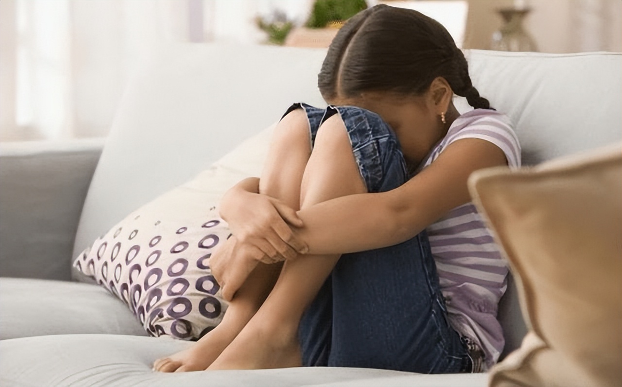 女孩初次来例假是多大岁数,女孩第一次月经多大年龄正常