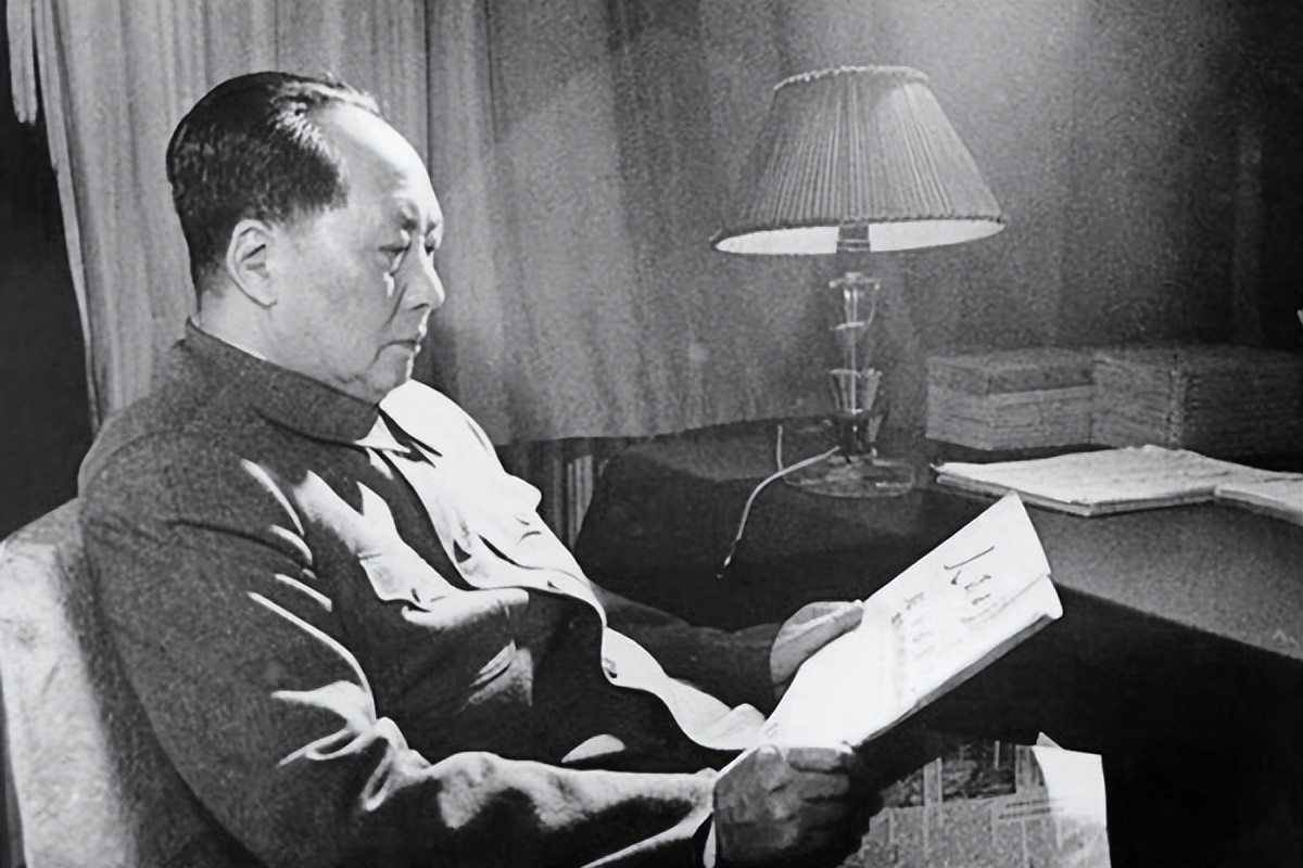 毛主席发表《蝶恋花》，胡适读完后评价：真肉麻，没有一句是通的