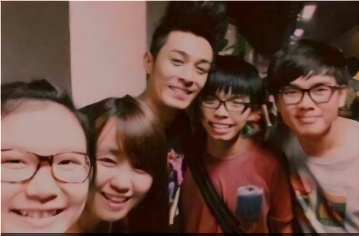 周柏豪洗白港独质疑,内地开演唱会晒粉丝留言纸︰都会好好收藏