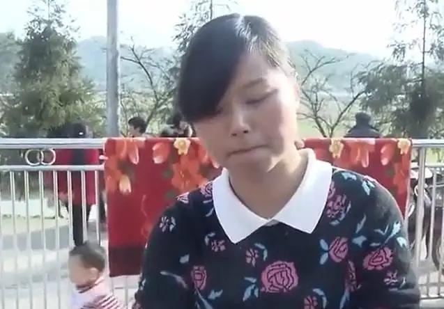 29岁姑娘抛夫弃子，执意嫁当姥爷的50岁大爷，男子：她能帮我赚钱