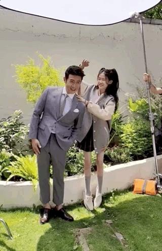 陆毅父女拍写真，贝儿双腿太细遭质疑，鲍蕾晒花絮视频力证未p图