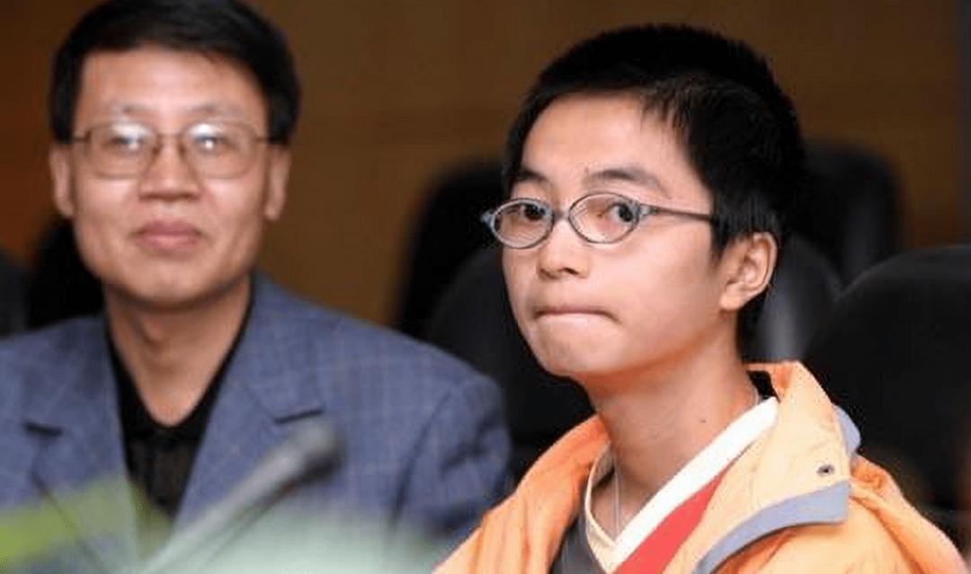 13岁少年扒飞机奇迹生还,14岁熊孩子徒手扒飞机飞行90分钟