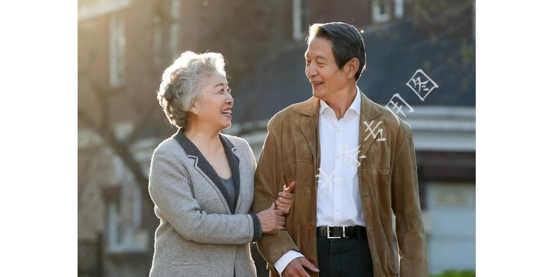 “姐，妈住院了，给5万”“你啥时候换妈了？我陪我妈逛街呢”