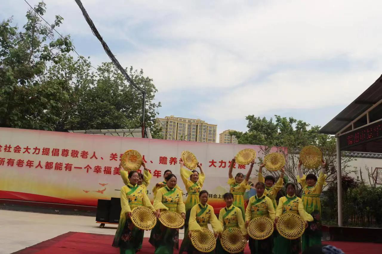 别样生日会情暖老人心：东望志愿者走进渭南市景华医养院为老人举办集体生日会