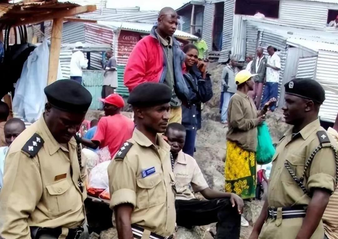 还没足球场大的非洲小岛，住了1000个居民，其他人还拼命往这里挤