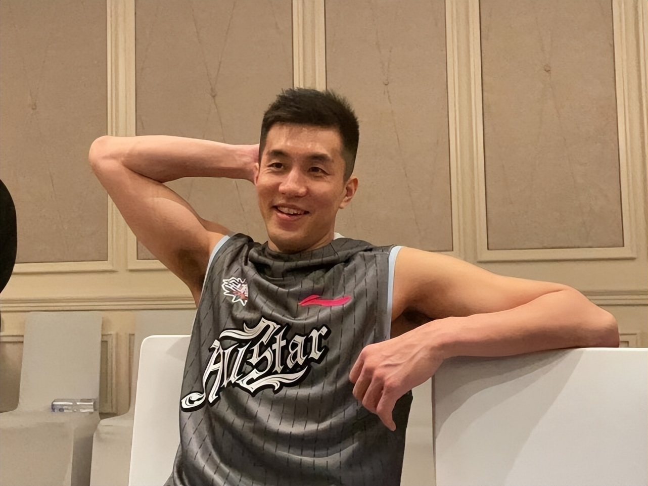 郭艾伦吴前赛后击掌,郭艾伦吴前赛后相拥