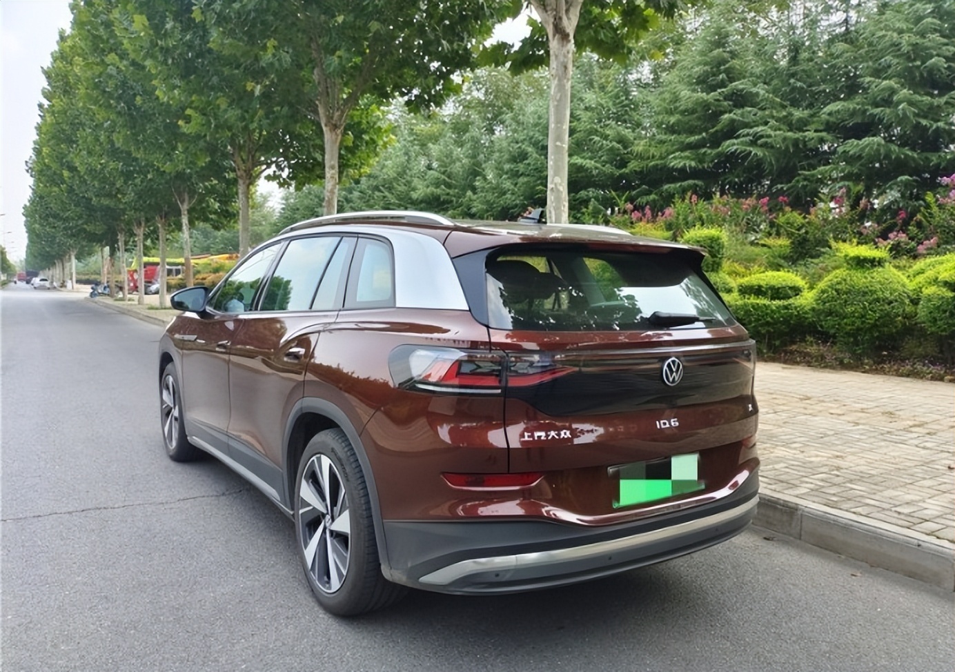 油门很轻踩一点转速就更高,油门踩得急深反而提速不快