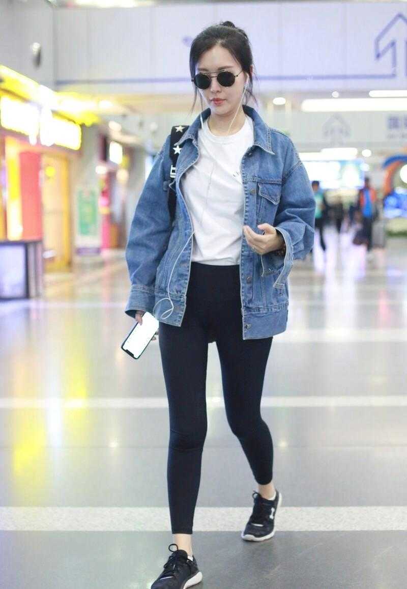 田朴珺衬衫条纹坐姿事业线凹造型,田朴珺穿西装长裤