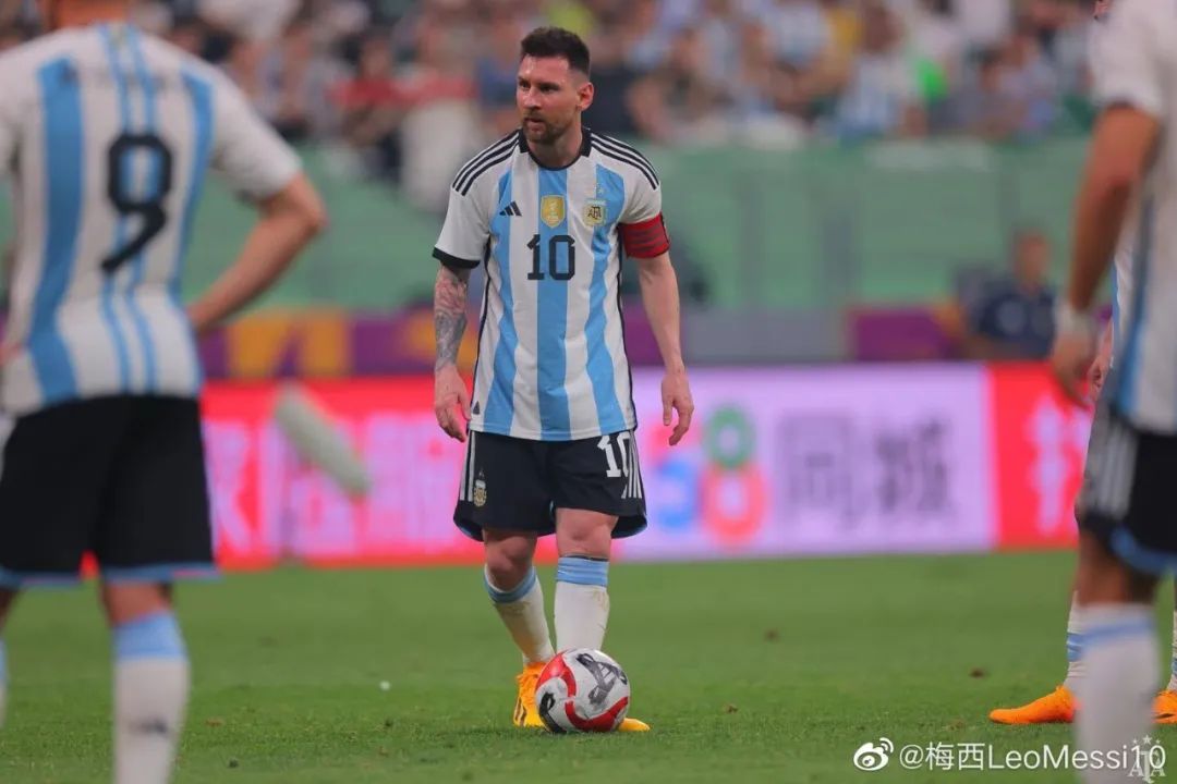 梅西进球球迷疯狂瞬间,梅西梅开二度现场球迷反应