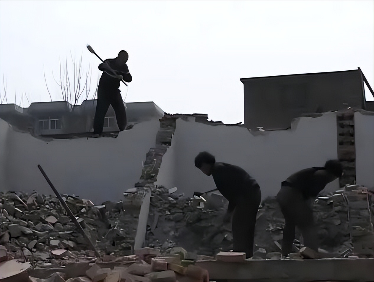 农村出身的大学生出路在哪里,穷人家大专生的前途在哪